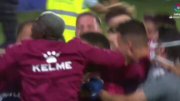 Cuentan que estaba Petón por allí: la locura de celebración del Huesca en el césped