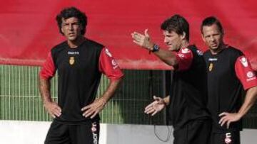 <b>EL CUERPO TÉCNICO. </b>Nadal, Laudrup y Larssen dando instrucciones durante una sesión de entrenamiento del Mallorca.