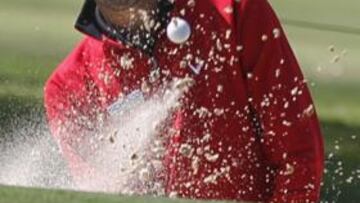 <b>DESDE EL BUNKER. </b>Álvaro Quirós saca la bola de la arena.