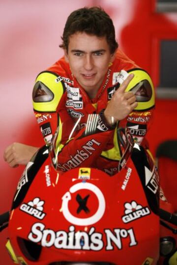 En 2007 sigui車 con Aprilia y volvi車 a ganar el Campeonato del Mundo de 250cc m芍s c車modamente que la temporada anterior al ganar nueve carreras, lo que le brind車 la oportunidad de dar el salto a la categor赤a reina del motociclismo.