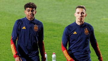 Los jugadores de la selección española de fútbol Álex Grimaldo (d) y Lamine Yamal, durante el entrenamiento celebrado este lunes en la Ciudad del Fútbol de Las Rozas, en Madrid.