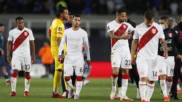 Soccer Football - World Cup - South American Qualifiers - Argentina v Peru -  Estadio Monumental, Buenos Aires, Argentina - October 14, 2021 Peru&#039;s Miguel Trauco with teammates after the match REUTERS/Agustin Marcarian