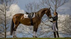 La amazona espa&ntilde;ola Beatriz Ferrer Salat posa con su caballo Elegance durante un reportaje con AS.