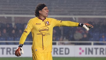 Salernitana le da renovación de Guillermo Ochoa