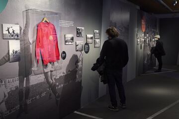 Más de 150 fotografías del Archivo Regional de la Comunidad de Madrid y decenas de objetos construyen esta exposición, gratuita, que abre sus puertas en la Sala El Águila hasta el 13 de febrero. Por ella han pasado ya 3.500 espectadores.