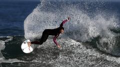 SOPELANA (BIZKAIA), 02/05/2020.-La surfista Leticia Canales, (c) top-10 del Mundo y tercera clasificada en el campeonato del mundo en Australia, realiza un reentry en una ola en la playa vizca&iacute;na de Sopelana donde ha entrenado tras 49 d&iacute;as de confinamiento. Desde este s&aacute;bado, las personas mayores de 14 a&ntilde;os pueden ir a pasear y hacer deporte individual, respetando unos horarios y la distancia de seguridad, unas salidas que se suman a los paseos de los ni&ntilde;os que comenzaron a estar permitidos el pasado domingo tras semanas de confinamiento por el coronavirus. EFE/LUIS TEJIDO.