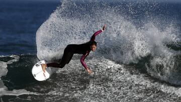 SOPELANA (BIZKAIA), 02/05/2020.-La surfista Leticia Canales, (c) top-10 del Mundo y tercera clasificada en el campeonato del mundo en Australia, realiza un reentry en una ola en la playa vizcaína de Sopelana donde ha entrenado tras 49 días de confinamiento. Desde este sábado, las personas mayores de 14 años pueden ir a pasear y hacer deporte individual, respetando unos horarios y la distancia de seguridad, unas salidas que se suman a los paseos de los niños que comenzaron a estar permitidos el pasado domingo tras semanas de confinamiento por el coronavirus. EFE/LUIS TEJIDO.