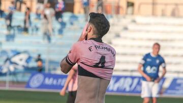 Fernando Román se lleva las manos a la cara.