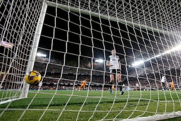 1-2. Error de la zaga del Valencia. Mal pase de Foulquier, Hugo Guillamn no puede controlar el baln y Jude Bellingham solo, en el mano a mano con Dimitievsk,i anota el tanto de la victoria.