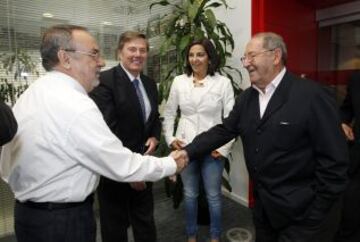 Alfredo Rela?o saluda a Paco Gento.