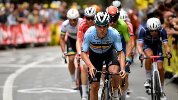 El belga Remco Evenepoel tira en el grupo de cabeza durante la prueba de fondo de los Mundiales de Ciclismo en Ruta de Flandes 2021.