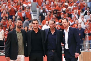 Roger Federer, Novak Djokovic y Andy Murray acompañan a Rafa Nadal durante su homenaje. 