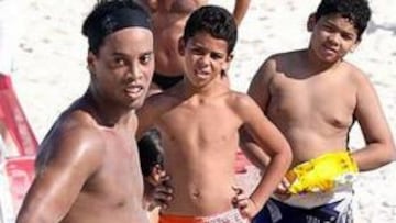 Ronaldinho exhibe su pobre estado de forma en las playas brasileñas