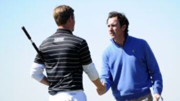 Fernández Castaño da la enhorabuena a Webb Simpson tras caer eliminado.