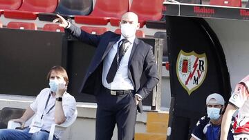 Paco Jémez, dando instrucciones desde el banquillo.