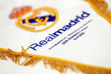 El banderín del Real Madrid en el vestuario del conjunto blanco antes del partido de la primera jornada de la Fase de la Liga de Campeones de la UEFA 2025/26 entre el Real Madrid C.F. y el Olympique de Marsella en el Estadio Santiago Bernabéu.