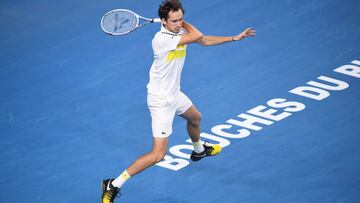 Daniil Medvedev devuelve una bola durante su partido ante Pierre-Hugues Herbert en la final del torneo de Marsella.