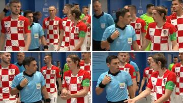 Luka Modric dialoga con el árbitro asistente Juan Pablo Belatti al finalizar el descanso en el túnel de vestuarios.