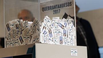 Imagen de las papeletas durante el sorteo de las plazas de inscripci&oacute;n de la carrera ciclista Quebrantahuesos.