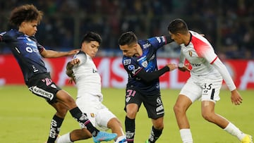 Independiente del Valle's Ecuadorean midfielder Marco Angulo (L) and Chilean midfielder Matias Fernandez (2-R) vie for the ball with Melgar's Peruvian forward Luis Iberico (2-L) and Peruvian defender Matias Lazo during the Copa Sudamericana football tournament semifinal first leg match between Independiente del Valle and Melgar, at the Rodrigo Paz Delgado (LDU) stadium in Quito, on August 31, 2022. (Photo by Galo PAGUAY / AFP)