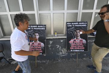 Continúan las protestas en contra del fichaje de Cristiano Ronaldo por parte de la Juventus de Turín. Ahora son los ex trabajadores de Fiat en Nápoles los que ha salido a la calle y han realizado una pegada de carteles. 