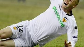 <b>GRAVE LESIÓN. </b>Mathieu sufrió la dureza de Hoefkens.