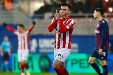 Campuzano abrió el marcador contra el Eibar, con un auténtico golazo. Tras cuerpear con su defensor, se marchó de él dentro del área con un cañito incluído y batió a Luca Zidane, con la zurda.