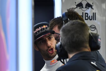 Daniel Ricciardo hablando con uno de sus ingenieros.