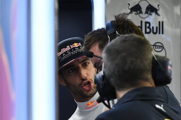 Daniel Ricciardo hablando con uno de sus ingenieros. 