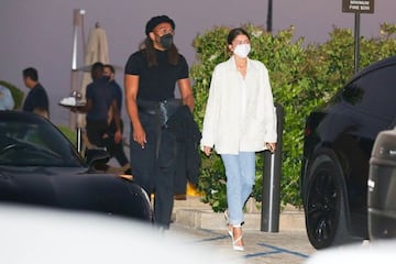 Malibu, CA - * EXCLUSIVO * - Se ve a Zendaya saliendo de una cita para cenar con un misterioso hombre en Nobu en Malib&uacute;. 