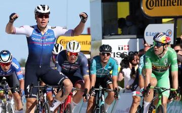 Fabio Jakobsen celebra la victoria en Nyborg ante la mirada de Wout van Aert, segundo clasificado y nuevo maillot amarillo.