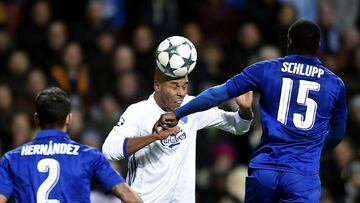 COP001. COPENHAGUE (DINAMARCA), 02/11/2016.- Mathias Jorgensen (c) de FC Copenhagen disputa el balón con Luis Hernández (i) de Leicesters hoy, miércoles 2 de noviembre de 2016, durante un juego de la Liga de Campeones UEFA realizado en el estadio Telia Parken en Copenhague (Dinamarca). EFE/Liselotte Sabroe PROHIBIDO SU USO EN DINAMARCA
