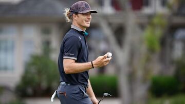 El golfista Morgan Hoffmann reacciona tras lograr par en el hoyo 17 de la primera jornada del RBC Heritage en el Harbor Town Golf Links de Hilton Head Island, South Carolina.