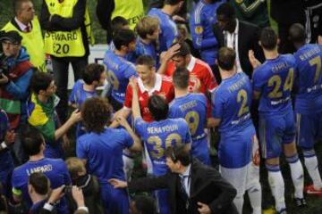 Los jugadores del Chelsea hacen el pasillo al Benfica.