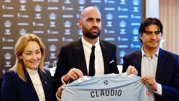 La presidenta Marián Mouriño, el entrenador Claudio Giráldez y el director de fútbol Marco Garcés posan en la rueda de prensa tras la renovación del técnico hasta el 2027.