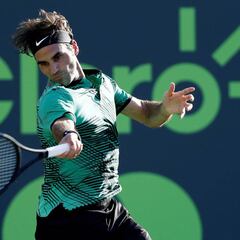Federer suda para eliminar a un gran Bautista en Miami