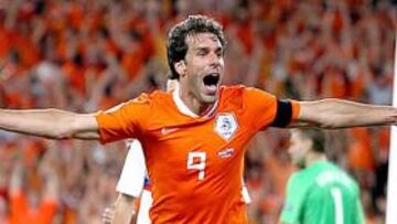 <b>PUNTO FINAL.</b> Van Nistelrooy celebra su último tanto con la camiseta de Holanda.