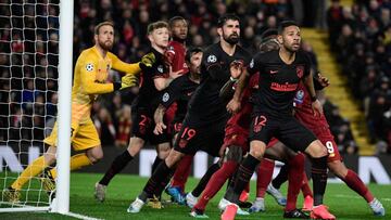 Oblak, Trippier, Savic, Diego Costa y Lodi defienden una acci&oacute;n en el Liverpool-Atl&eacute;tico.