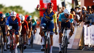 Jonathan Milan vence al esprint en Fujairah seguido de Vernon.