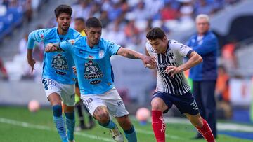 Víctor Guzmán (izq) y Stefan Medina (der) pelean por un balón.