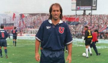 Ídolo de la U en la mitad de los 90's, Leo Rodríguez siempre se sintió identificado con los colores universitarios. Incluso más allá del retiro, donde se convirtió en un hincha más. Solo eso bastó para ser despreciado por los colocolinos.