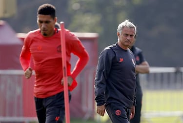 Smalling hace avergonzar a Mourinho: tiene una fractura