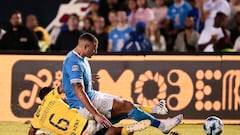 Jonathan Dos Santos se salva de la tarjeta roja en el Clásico Joven