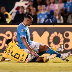 Jonathan Dos Santos se salva de la tarjeta roja en el Clásico Joven