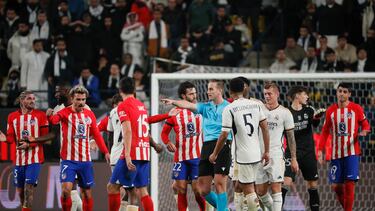 RIAD (ARABIA SAUDÍ), 10/01/2024.- El colegiado Alberola Rojas concede el tercer gol del equipo rojiblanco durante el encuentro de semifinales de la Supercopa de España entre Real Madrid y Atlético de Madrid, este miércoles en el estadio Al Awwal Park en Riad, Arabia Saudí. EFE / Juan Carlos Cárdenas.