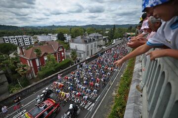 El pelotón de ciclistas espera la salida de la decimocuarta etapa del Tour.