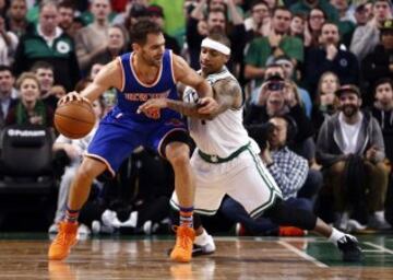 Isaiah Thomas (Boston Celtics) presiona a Jos谷 Manuel Calderon (Knicks).