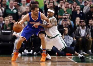 Isaiah Thomas (Boston Celtics) presiona a José Manuel Calderon (Knicks).