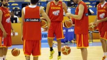 Sergio Llull, Ricky Rubio, Álex Mumbrú, Fernando San Emeterio y Rudy Fernández conversan durante un entrenamiento de la Selección española.