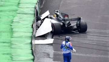 Mercedes' British driver Lewis Hamilton sits in his car right after crashing during the Brazilian Formula One Grand Prix Q1 qualifying session at the Interlagos circuit in Sao Paulo, Brazil, on November 11, 2017. / AFP PHOTO / Nelson ALMEIDA